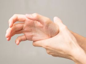 Run tay ở người động kinh cần làm gì?